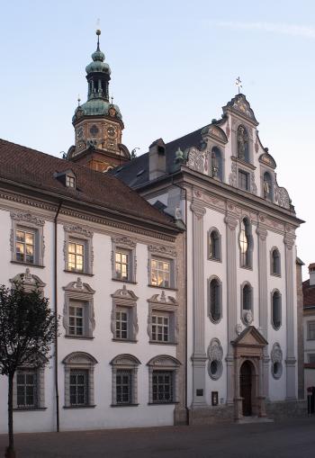 Nordfassade mit angrenzendem Kloster