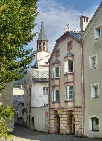 Westlicher Eingang zur Salvatorgasse mit Kirche